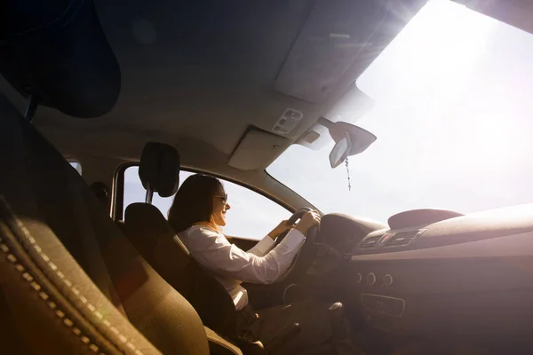 Souriant belle fille au volant d'une voiture — Photo