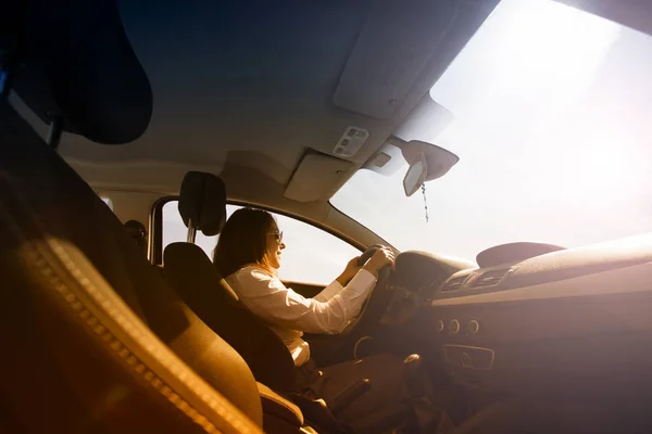 Jeune belle fille au volant d'une voiture — Photo