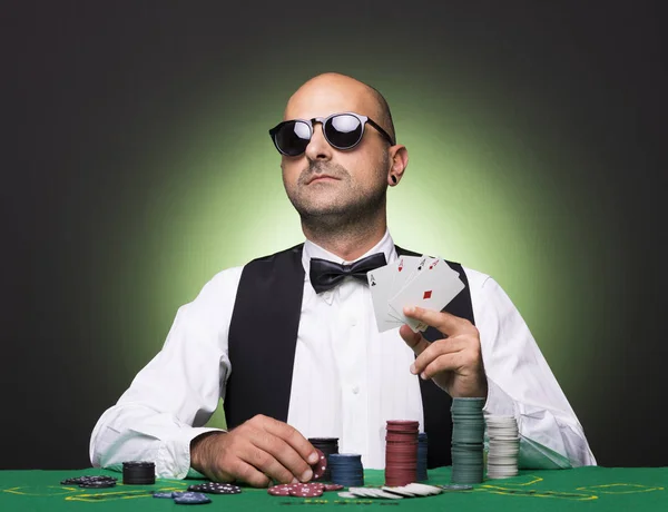 Jogador de poker mostrando cartas de poker — Fotografia de Stock