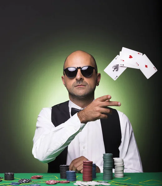 Игрок в покер бросает карты за столом — стоковое фото