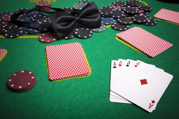 Tarjetas y fichas de poker en la mesa — Foto de Stock