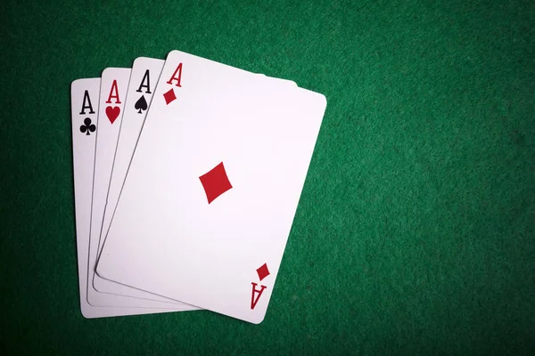 Cuatro ases en mesa de póquer verde — Foto de Stock