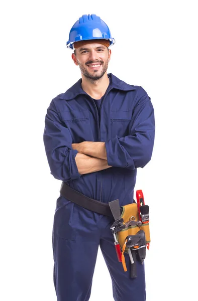 Trabajador sonriente de pie con los brazos cruzados — Foto de Stock