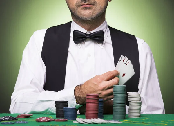 Jogador de poker mostrando cartas de poker — Fotografia de Stock