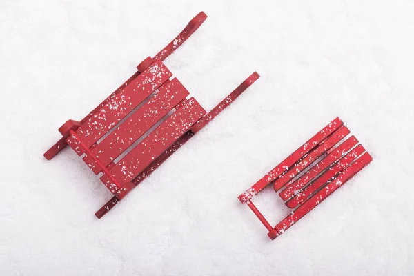 Δύο κόκκινα Χριστούγεννα έλκηθρα στο χιόνι — Φωτογραφία Αρχείου