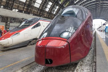 Milano tren istasyonunda yüksek hızlı trenler 