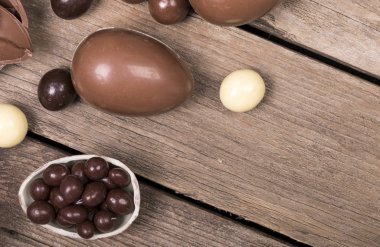 Paskalya yumurtaları ve şekerler