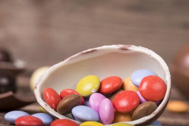 Paskalya yumurtaları renkli drajelik tam