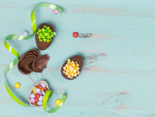 रंग लाकडी पार्श्वभूमीवर चॉकलेट अंडी — स्टॉक फोटो, इमेज