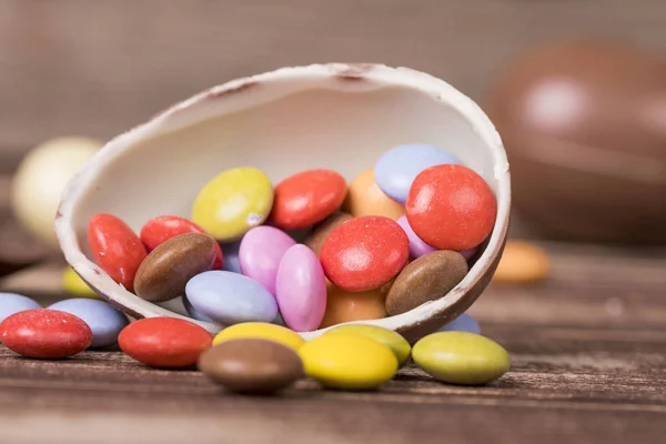 Schokoladen-Ostereier und farbige Dragees — Stockfoto