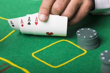 Dört as kart sahip poker oyuncu 