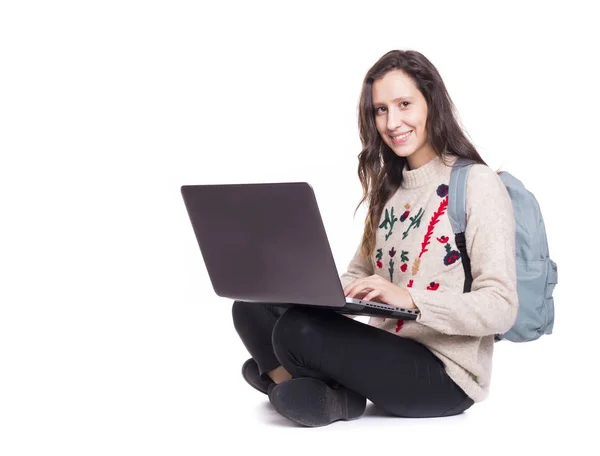 Vacker Ung Student Sitter Golvet Med Laptop Och Ryggsäck Isolerad — Stockfoto