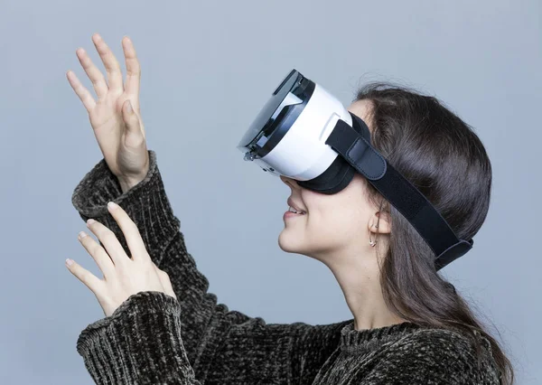 Chica Con Las Manos Arriba Usando Las Gafas Realidad Virtual — Foto de Stock