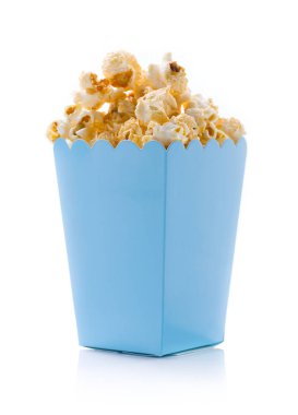 Beyaz arka plan üzerinde izole patlamış mısır mavi kova,