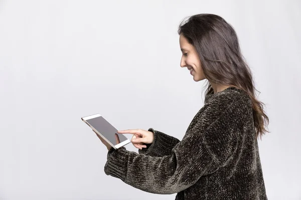 Seitenansicht Einer Jungen Frau Mit Einem Tablet Computer Auf Grauem — Stockfoto