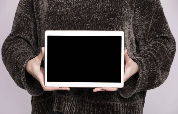 Manos Femeninas Sosteniendo Una Tableta Digital —  Fotos de Stock