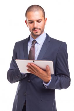 Yakışıklı işadamı duran onun dijital tablet için seyir beyaz bir arka plan üzerinde izole