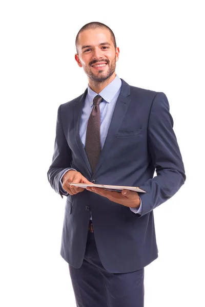 Przystojny Biznesmen Stojący Uśmiechający Się Kamery Cyfrowej Tablet Białym Tle — Zdjęcie stockowe