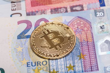 Altın bitcoin sikke euro banknot üzerinde kapat