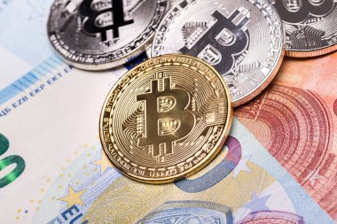 Bitcoin altın ve gümüş sikkeleri euro banknot üzerinde kapat