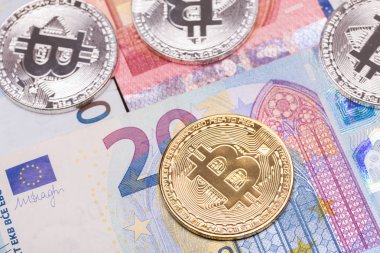 Bitcoin altın ve gümüş sikkeleri üzerinde euro banknot 