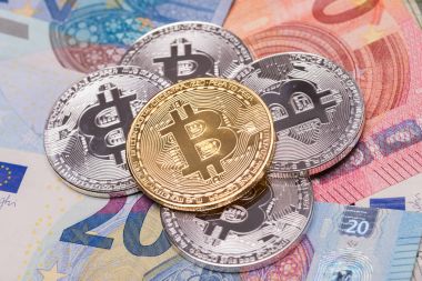 Euro banknot üzerinde bitcoin altın ve gümüş sikkelerin Üstten Görünüm 