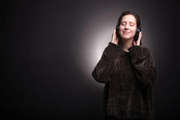Menina Bonito Ouvir Música Com Fones Ouvido Com Olhos Fechados — Fotografia de Stock