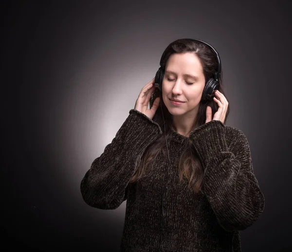 Vakre Jenter Som Lytter Til Musikk Med Hodetelefoner Med Lukkede – stockfoto