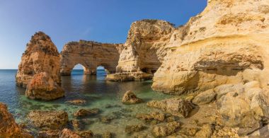 Panoramik görüntü doğal mağara Marinha Beach, Algarve Portekiz