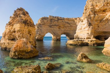 Doğal mağaraları Marinha Beach, Algarve Portekiz