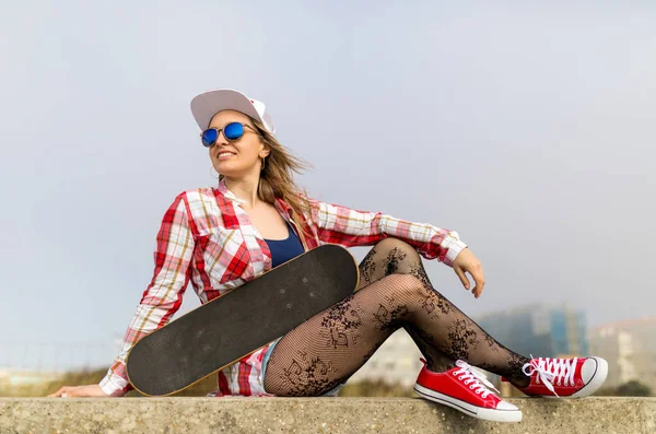 Menina Skatista Bonito Sentado Com Skate Perto Praia Olhando Para — Fotografia de Stock