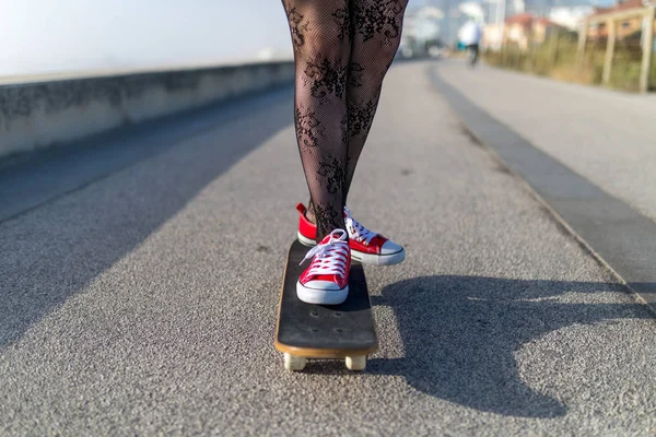 女孩在街上溜冰溜冰的特写 — 图库照片