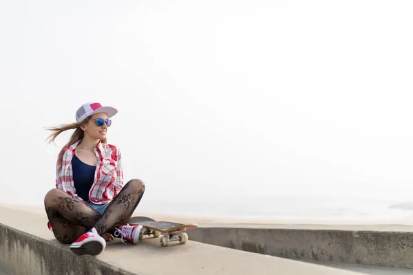 Schattige Mooie Meisje Met Skateboard Relaxen Aan Het Strand — Stockfoto