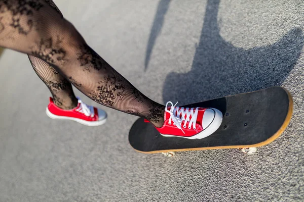 Menina Patinando Skate Rua — Fotografia de Stock