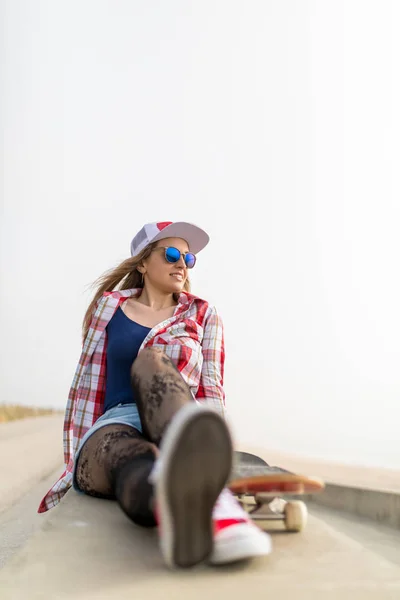 Schattig Meisje Met Skateboard Relaxen Aan Het Strand — Stockfoto
