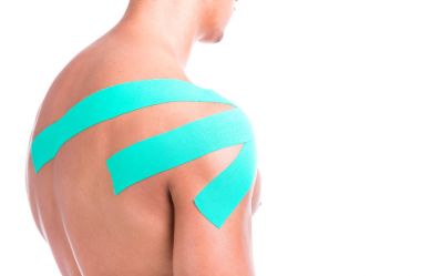 Adam omuz kinesio bant ile ve geri, beyaz bir arka plan üzerinde izole