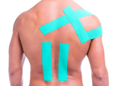 Kinesio kaslı bir adam arkadan görünüm omzuna bantla ve geri, beyaz bir arka plan üzerinde izole