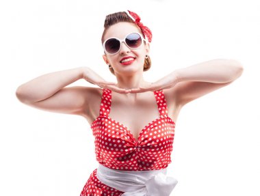 Kız beyaz bir arka plan üzerinde izole kırmızı elbise üzerinde gülümseyen PIN