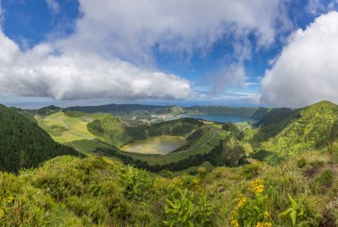 Panoramik Sao Tiago, Sete Cidades ve Canario lagün, Sao Miguel Island, Azor Portekiz