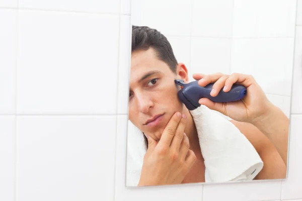 Reflexão Jovem Espelho Barbear Com Barbeador Elétrico — Fotografia de Stock