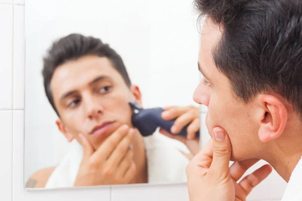 Young Man Mirror Shaving Electric Shaver — Stock Photo, Image