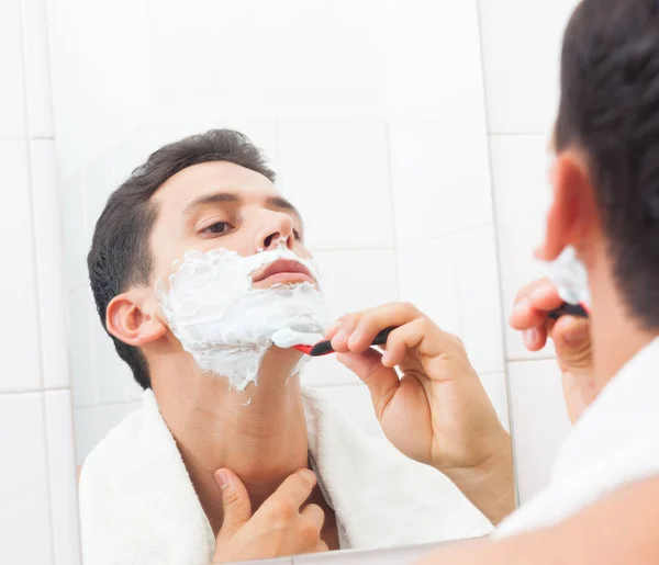 Hombre Guapo Afeitándose Barba Con Una Navaja Baño — Foto de Stock