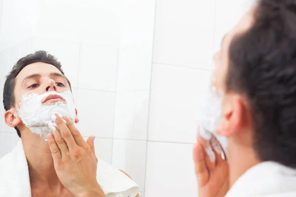 Hombre Guapo Poniendo Espuma Afeitar Cara Baño — Foto de Stock