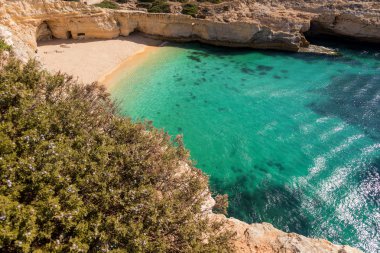 Praia üstten görünüm yapmak Carvalho beach, Algarve Portekiz