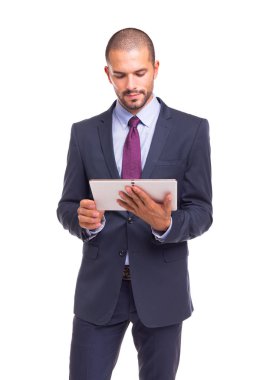 Tablet bilgisayar, beyaz arka plan üzerinde izole isteyen yakışıklı iş adamı