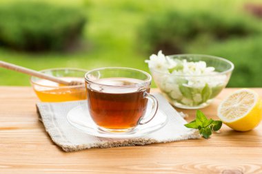 Bir bardak ve tatlım, yaz bahçe bitki çayı