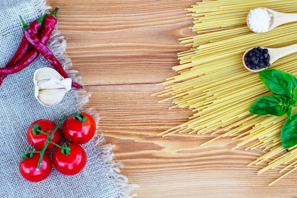 Ingredienti per pasta. pomodoro, aglio, pepe e olio su bac di legno — Foto Stock