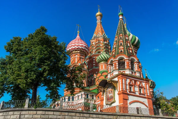 Moskva, Röda torget, utsikt över St. Basil's Cathedral i sommar — Stockfoto