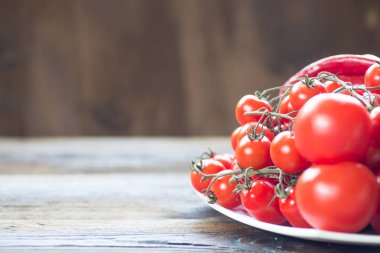 Ahşap masa arka plan üzerinde renkli domates. Yan görünüm