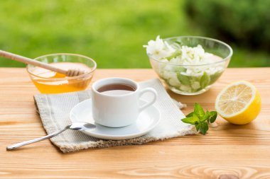 Bir bardak ve tatlım, yaz bahçe bitki çayı